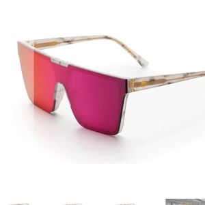Women’s heatwave sunglasses. Fuchsia Clarity lens